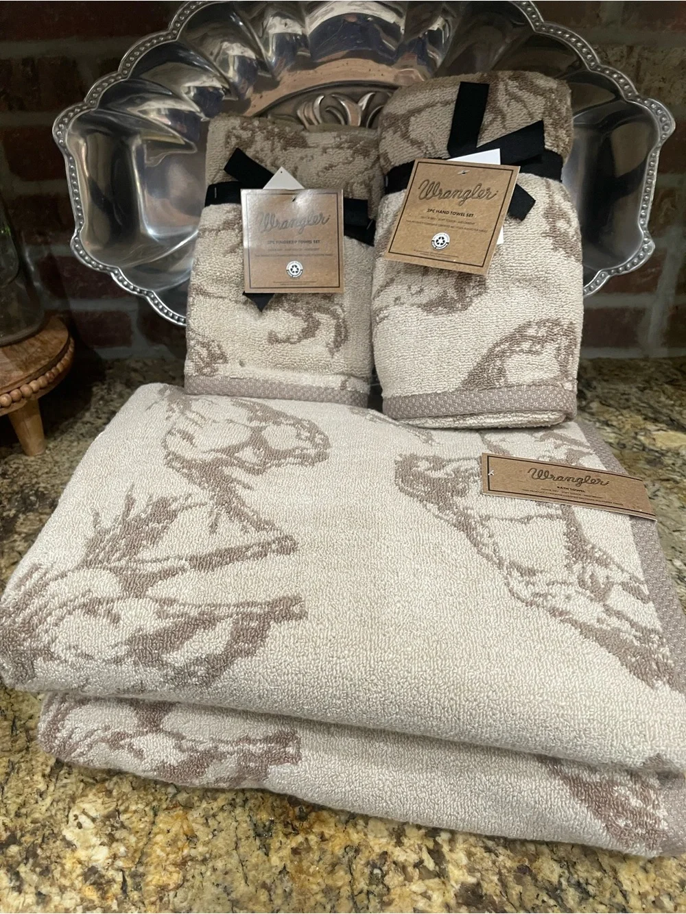 Wrangler MUSTANGS towel bundle - (2) bath, (2) hand towels and (2) fingertip NEW